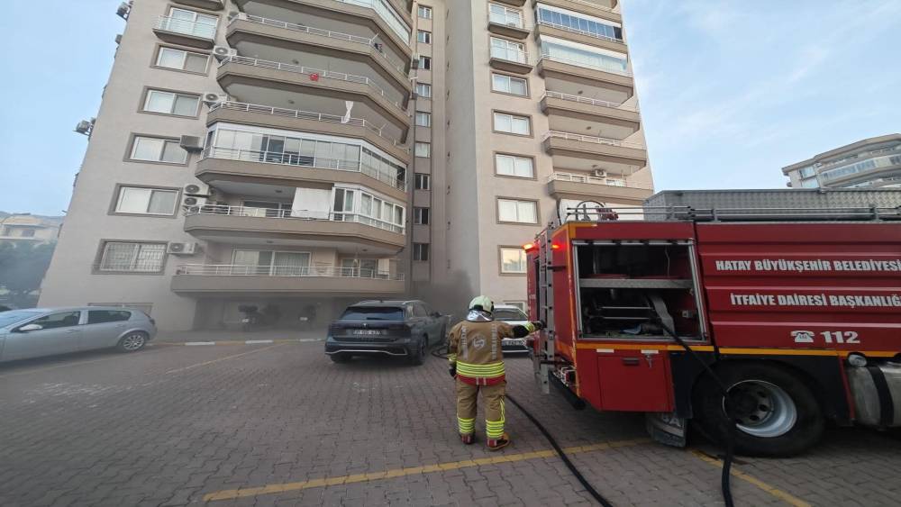 İskenderun&rsquo;da binanın bodrum katında yangın &ccedil;ıktı
