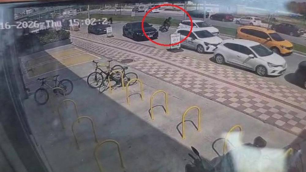 &Ouml;n&uuml;nde yavaşlayan ara&ccedil;lara &ccedil;arpmamak i&ccedil;in kaza yaptı
