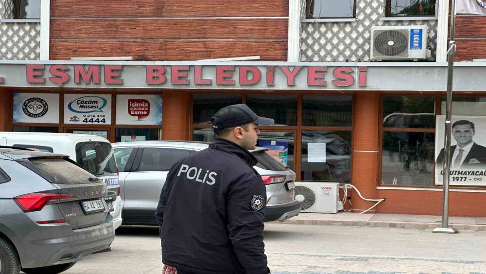 Eşme&rsquo;da Başkan Tozan, eşi ve 3 ş&uuml;pheliye irtikap g&ouml;zaltısı
