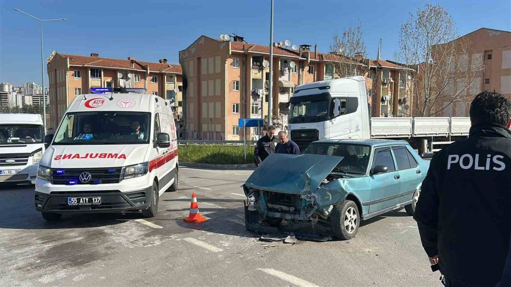Samsun Şehir Hastanesi kavşağında yine kaza: 4 yaralı
