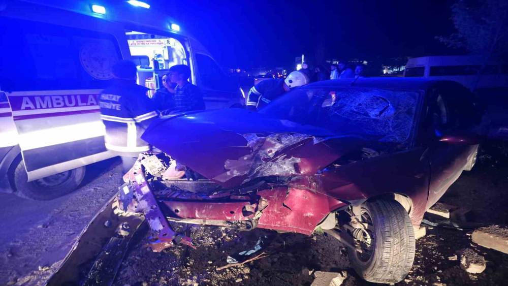 Ağaca &ccedil;arpan otomobil hurdaya d&ouml;nd&uuml;: 3 yaralı
