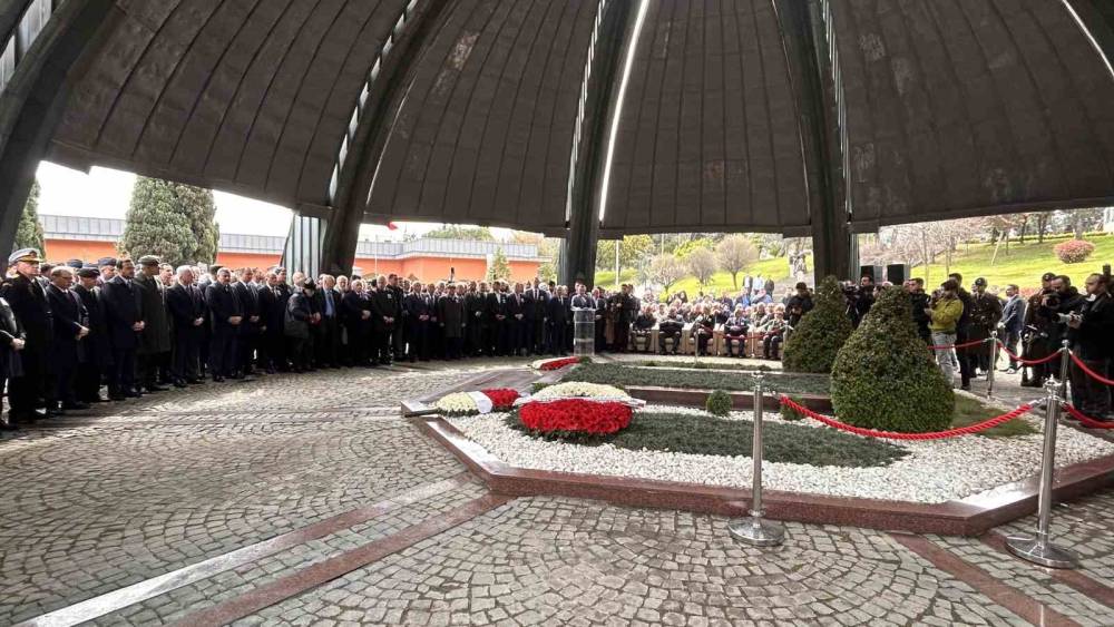 8&rsquo;inci Cumhurbaşkanı Turgut &Ouml;zal, vefatının 33&rsquo;&uuml;nc&uuml; seneyi devriyesinde kabri başında anıldı
