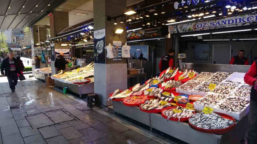 Denizlerde av yasağının başlamasının ardından tezgahlar k&uuml;lt&uuml;r balıklarına kaldı
