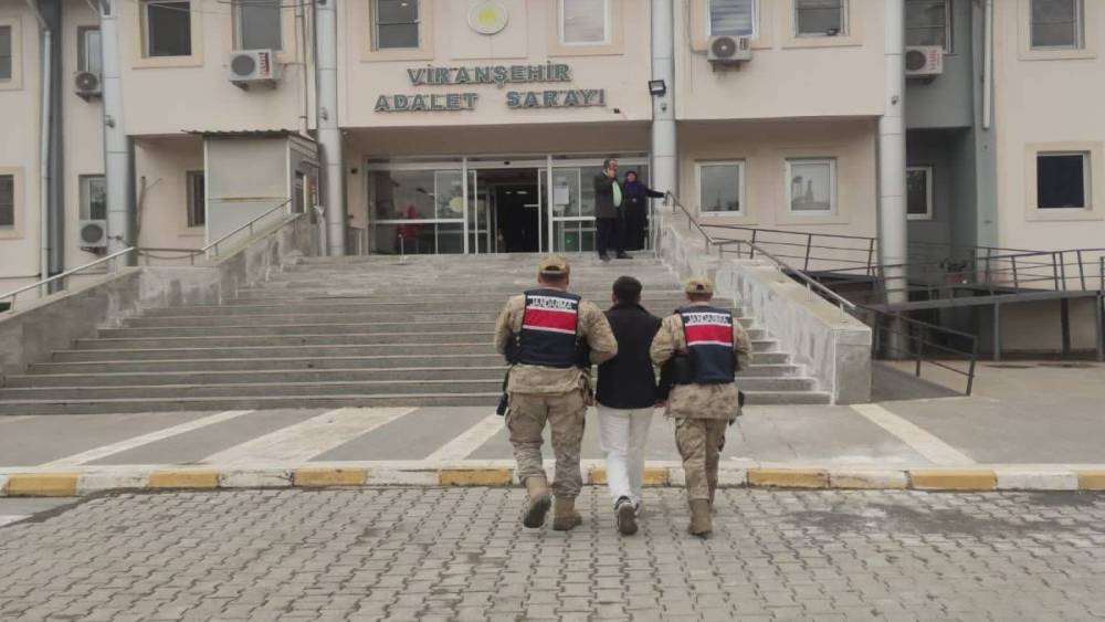 Hırsızlık su&ccedil;undan aranan şahıs yakalandı
