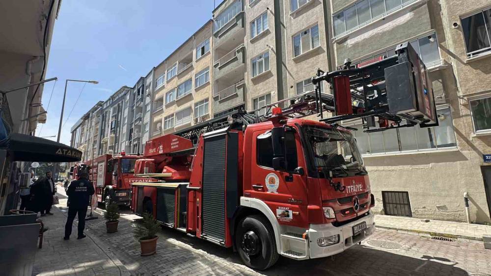 Balkonda yanan koltuk paniğe yol a&ccedil;tı
