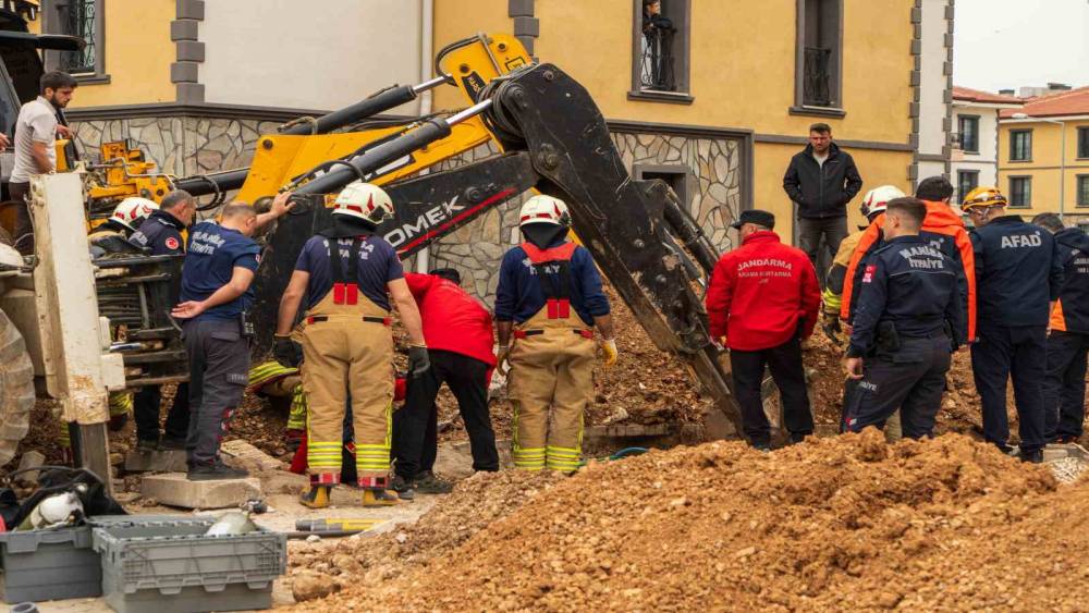 Hayatını kaybeden iş&ccedil;inin cansız bedeni g&ouml;&ccedil;&uuml;k altından &ccedil;ıkarıldı
