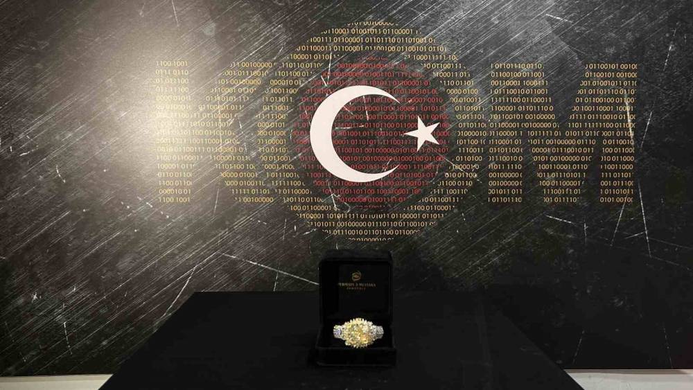 Kapalı&ccedil;arşı&rsquo;da satılmaya &ccedil;alışılan 80 karatlık ka&ccedil;ak elmas sergilendi
