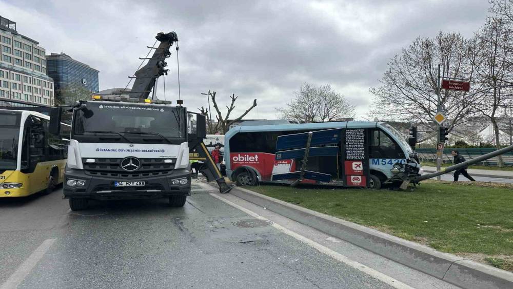 Beyoğlu&rsquo;nda minib&uuml;s ile otomobil &ccedil;arpıştı: 5 yaralı
