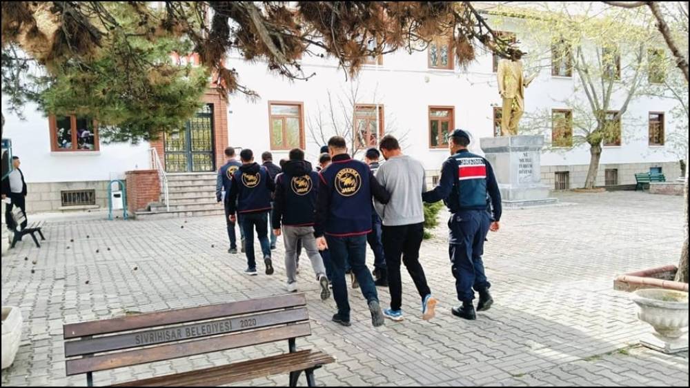 &Ccedil;obanları hamama g&ouml;t&uuml;r&uuml;p oyaladılar, 36 b&uuml;y&uuml;kbaş hayvanı &ccedil;aldılar
