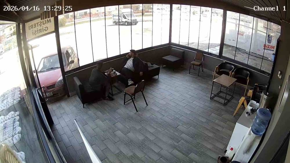 Kimse ne yaptığını anlamadı: Etrafında aracıya etrafında d&ouml;nen s&uuml;r&uuml;c&uuml; iş yerine &ccedil;arptı
