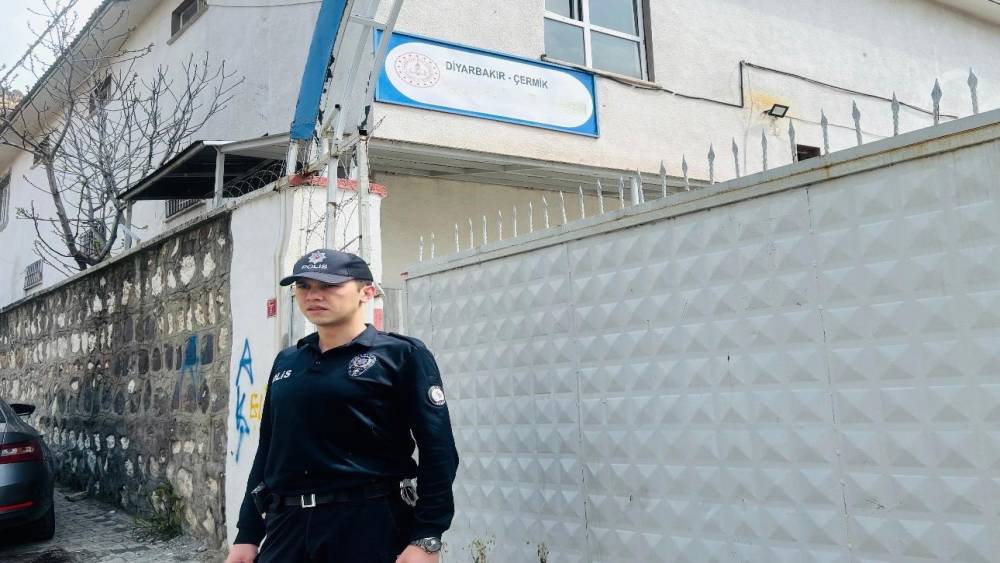 &Ccedil;ermik&rsquo;te okul &ouml;nlerinde g&uuml;venlik &ouml;nlemleri arttırıldı
