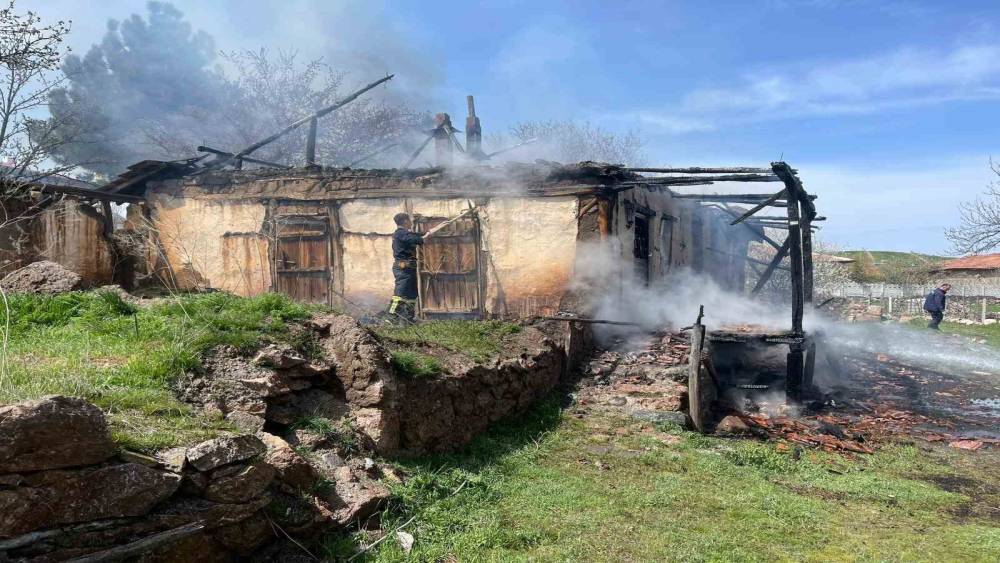 &Ccedil;orum&rsquo;da metruk ev yangını
