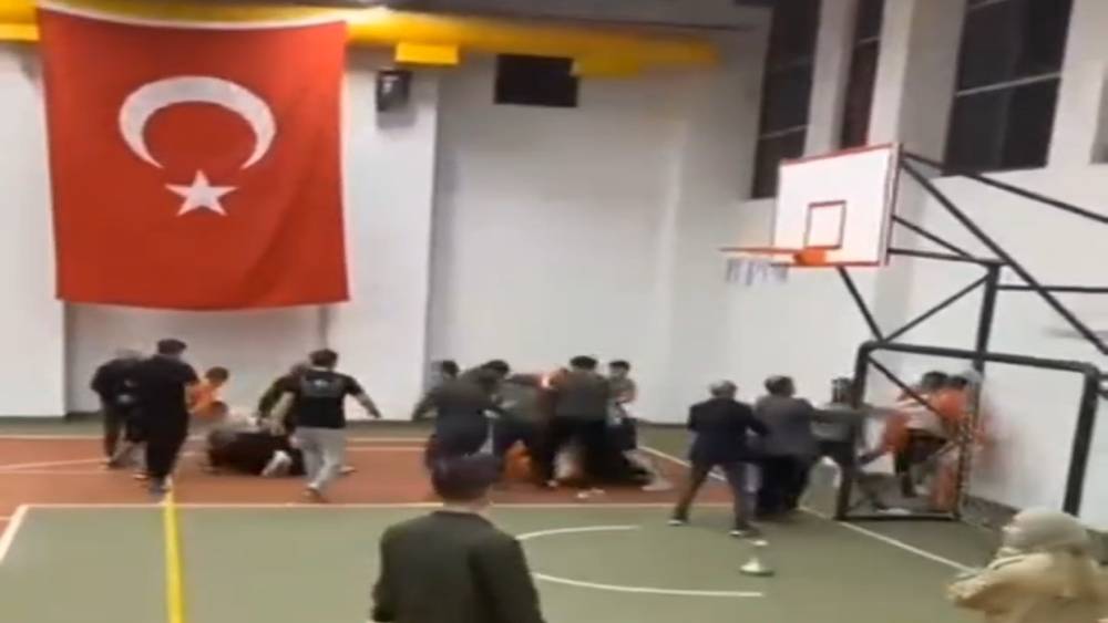 Voleybol turnuvasında 6 &ouml;ğretmen darp edildi
