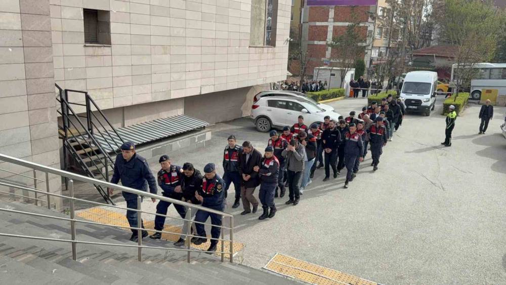 Tefecilik iddiasıyla yakalanan 15 ş&uuml;pheli adliyeye sevk edildi
