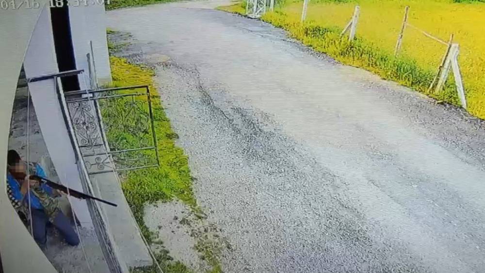 Komşu kavgası kamerada: Av t&uuml;feğiyle ateş a&ccedil;tı
