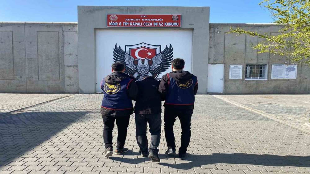 Iğdır&rsquo;da JASAT&rsquo;tan operasyon: 10 yıl 8 ay hapis cezası bulunan şahıs yakalandı

