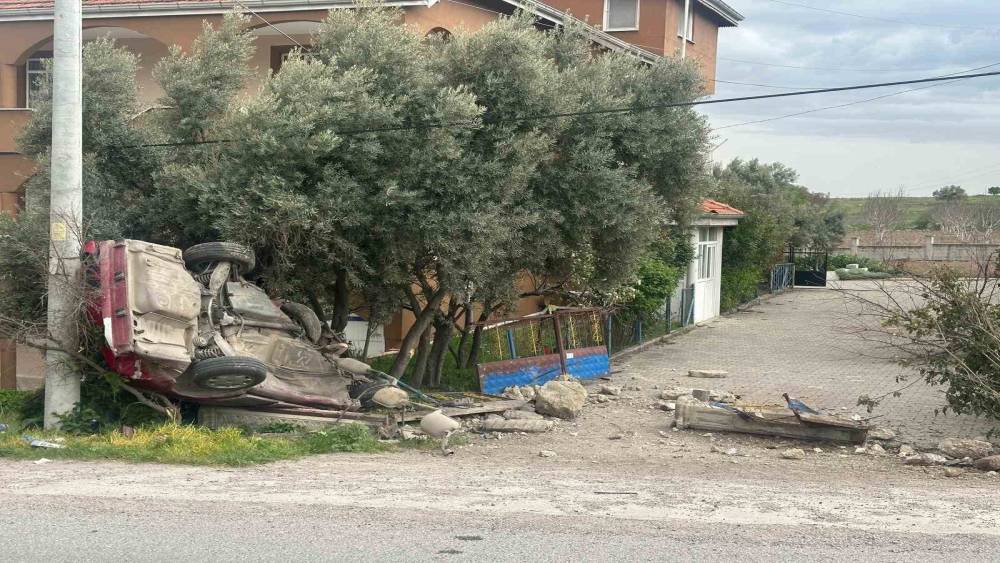 Uşak&rsquo;ta otomobil evin bah&ccedil;e duvarına &ccedil;arptı: 1 &ouml;l&uuml;, 1 yaralı
