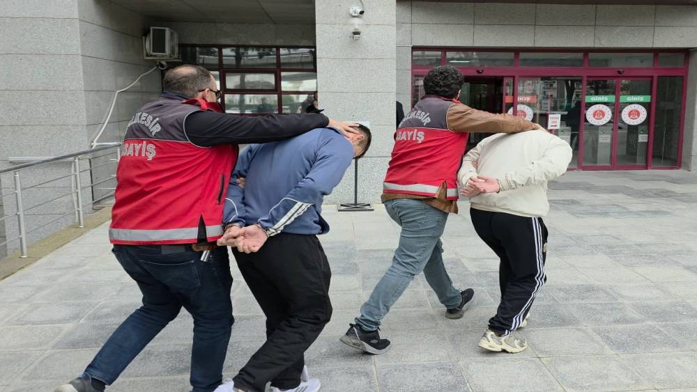 Araştırma g&ouml;revlisinin &ouml;l&uuml;m&uuml;yle ilgili 2 kişi tutuklandı
