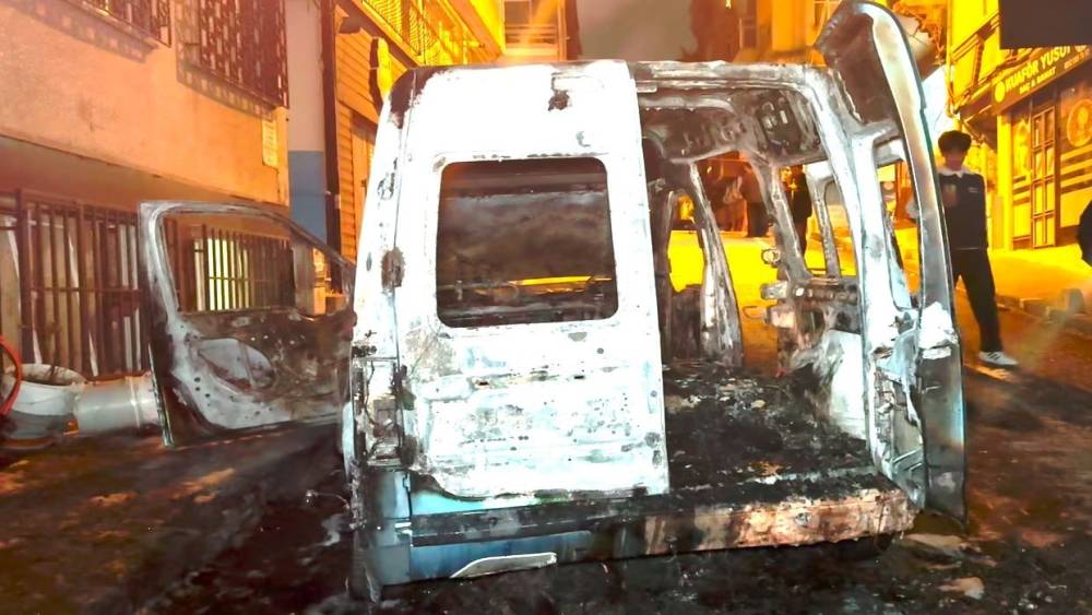 Fatih&rsquo;te park halindeki otomobil alev aldı
