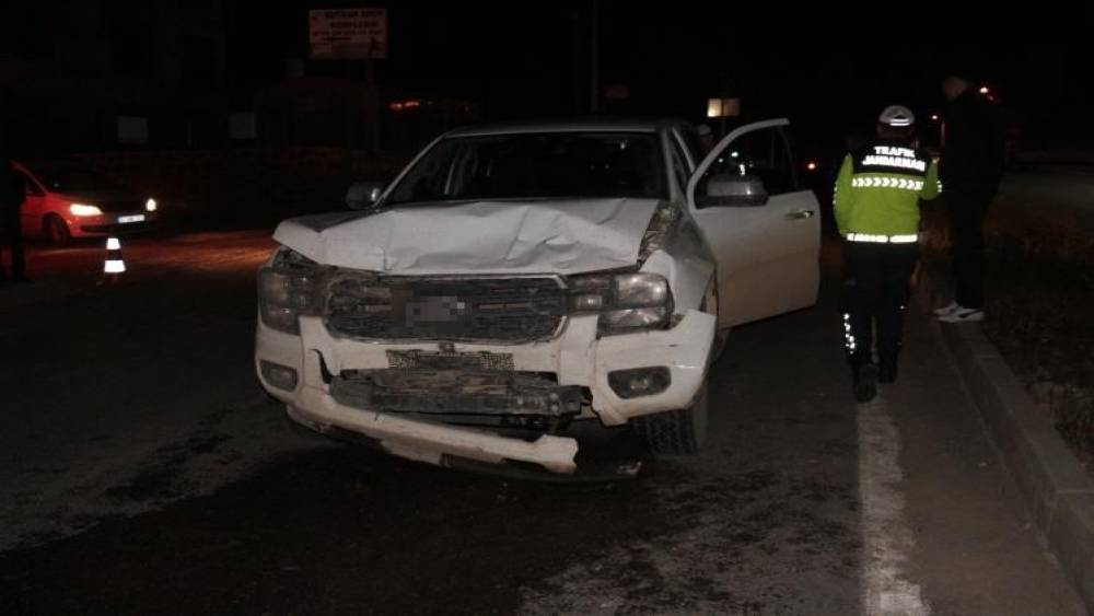Cizre&rsquo;de kamyonet otomobile arkadan &ccedil;arptı: 2 yaralı
