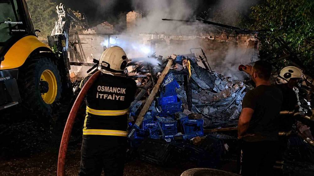 &Ccedil;orum&rsquo;da metruk bina alevlere teslim oldu
