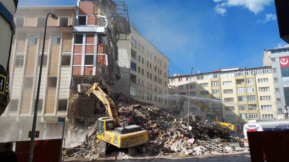 Erzurum&rsquo;da kontroll&uuml; yıkımda korkutan anlar
