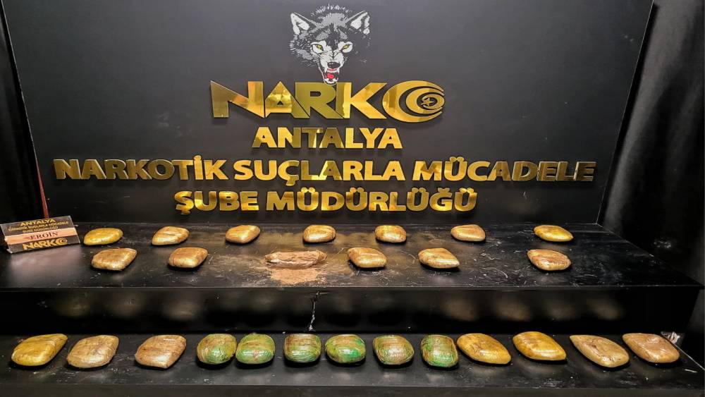 Aile g&ouml;r&uuml;nt&uuml;s&uuml; vererek uyuşturucu nakline operasyon
