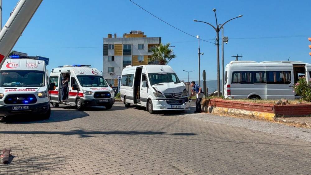K&ouml;şk&rsquo;te okul servisleri ile otomobil &ccedil;arpıştı: 6 yaralı
