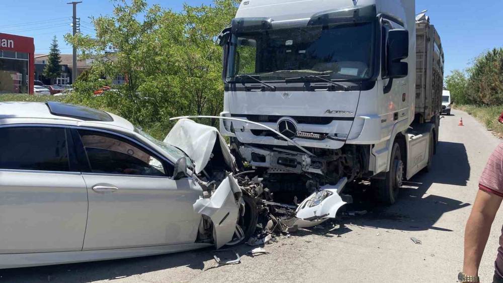 L&uuml;ks otomobil hurdaya d&ouml;nd&uuml;, s&uuml;r&uuml;c&uuml; ağır yaralandı
