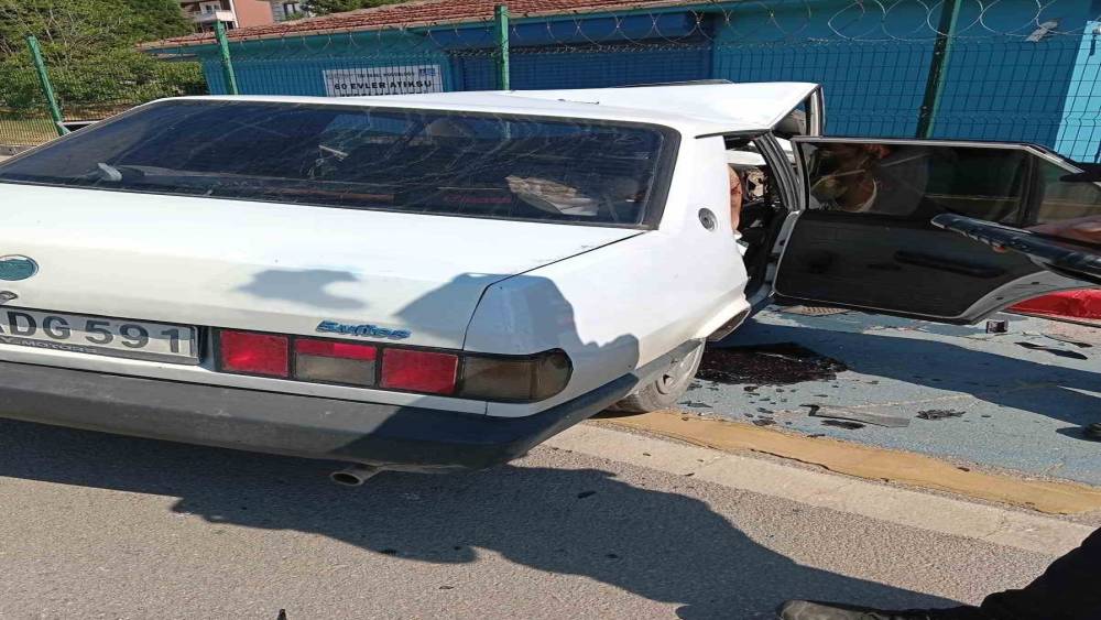 Kocaeli&rsquo;de kaldırıma &ccedil;arpan otomobilin s&uuml;r&uuml;c&uuml;s&uuml; yaralandı
