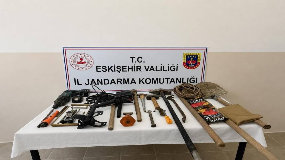 Eskişehir&rsquo;de ka&ccedil;ak kazı yapan 3 ş&uuml;pheli su&ccedil;&uuml;st&uuml; yakalandı
