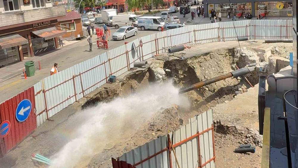 Rize&rsquo;de tarihi k&ouml;pr&uuml;n&uuml;n restorasyon &ccedil;alışması sırasında su borusu patladı
