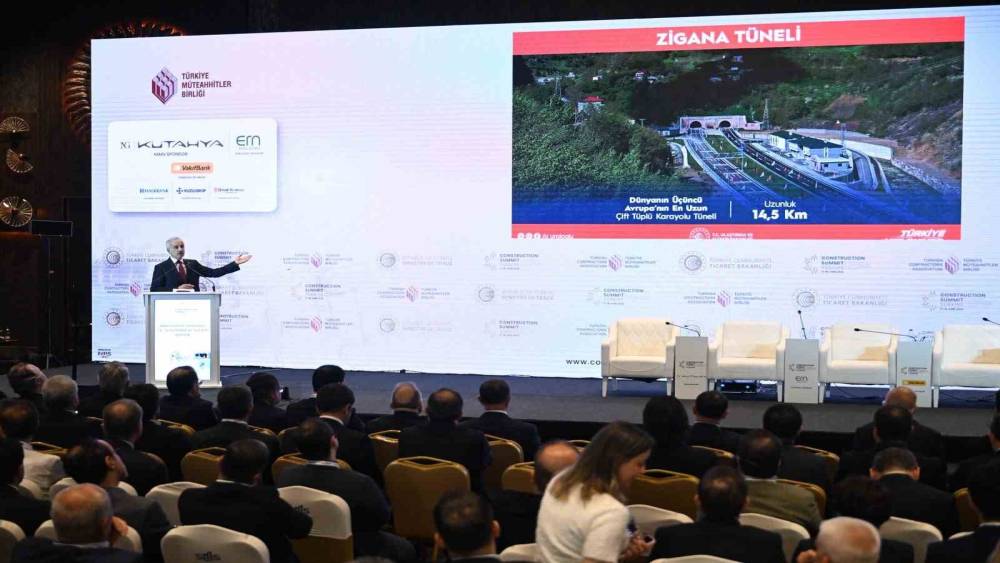 Bakan Uraloğlu: "2053 vizyonumuz doğrultusunda T&uuml;rkiye&rsquo;yi d&uuml;nyanın en g&uuml;&ccedil;l&uuml; dijital altyapı merkezlerinden biri haline getirmiş olacağız"
