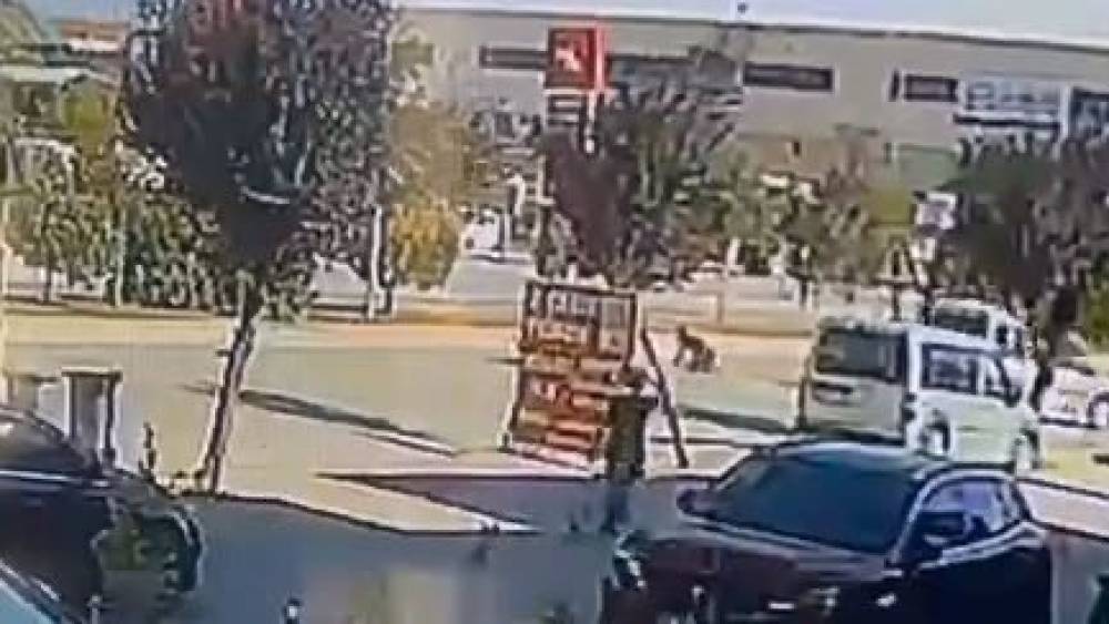 İneg&ouml;l&rsquo;de motosiklet hafif ticari araca arkadan &ccedil;arptı: O anlar kamerada
