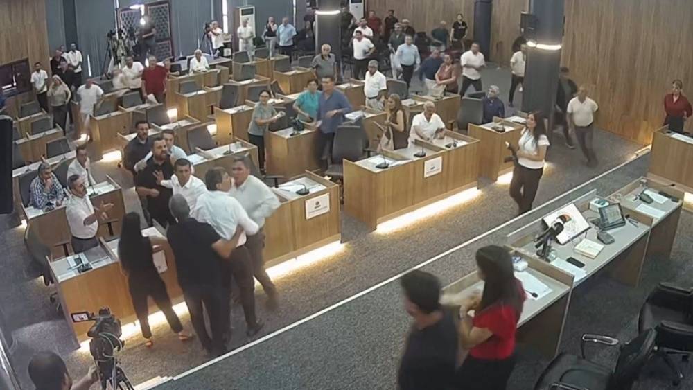 CHP&rsquo;li belediye başkanının AK Partili meclis &uuml;yesinin &uuml;zerine y&uuml;r&uuml;d&uuml;ğ&uuml; anlar kamerada
