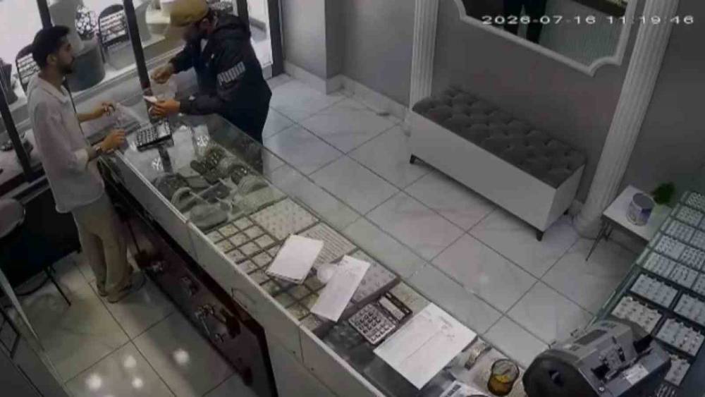 İnternetten araştırma yapıp silahla kuyumcuyu soyan zanlının g&ouml;r&uuml;nt&uuml;leri ortaya &ccedil;ıktı
