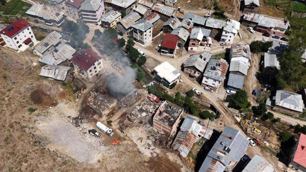 Bayburt&rsquo;ta &ccedil;ıkan yangında hasar g&ouml;ren 5 ev ve 3 samanlık havadan g&ouml;r&uuml;nt&uuml;lendi
