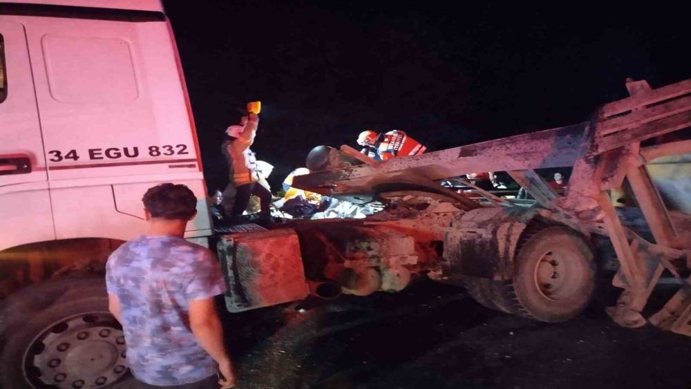 Beykoz&rsquo;da hafriyat kamyonu otomobille &ccedil;arpıştı: 1&rsquo;i ağır, 3 yaralı
