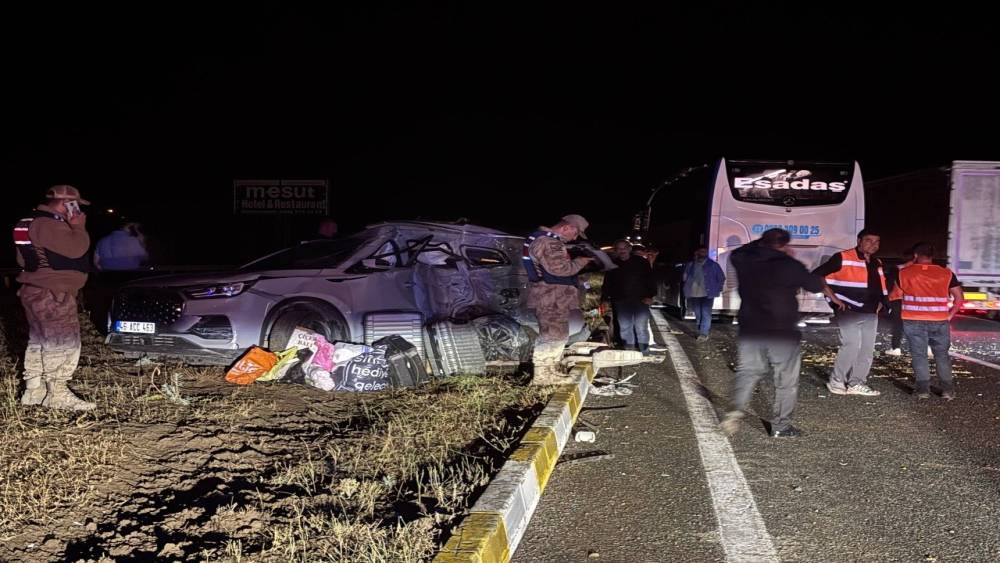 Erzincan&rsquo;da yolcu otob&uuml;s&uuml; ile SUV tipi ara&ccedil; &ccedil;arpıştı: 1&rsquo;i ağır 7 yaralı
