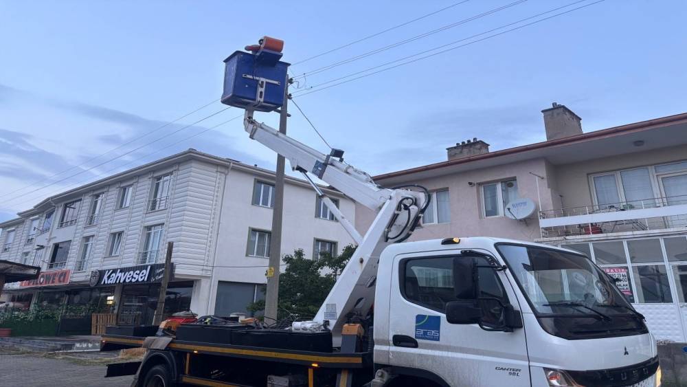Erzincan&rsquo;da elektrik direği kıvılcım sa&ccedil;tı: Mahalle sakinleri korku dolu anlar yaşadı
