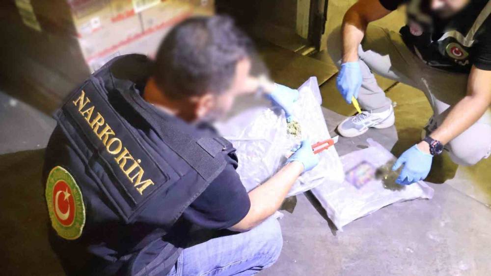 Zehir tacirlerine darbe: 810 kilogram esrar cinsi uyuşturucu madde ele ge&ccedil;irildi
