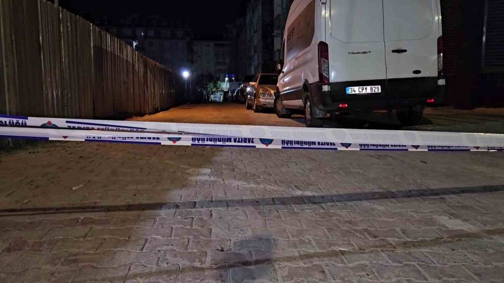 Sultangazi&rsquo;de inşaat sahasında toprak kayınca yolda &ccedil;atlama meydana geldi
