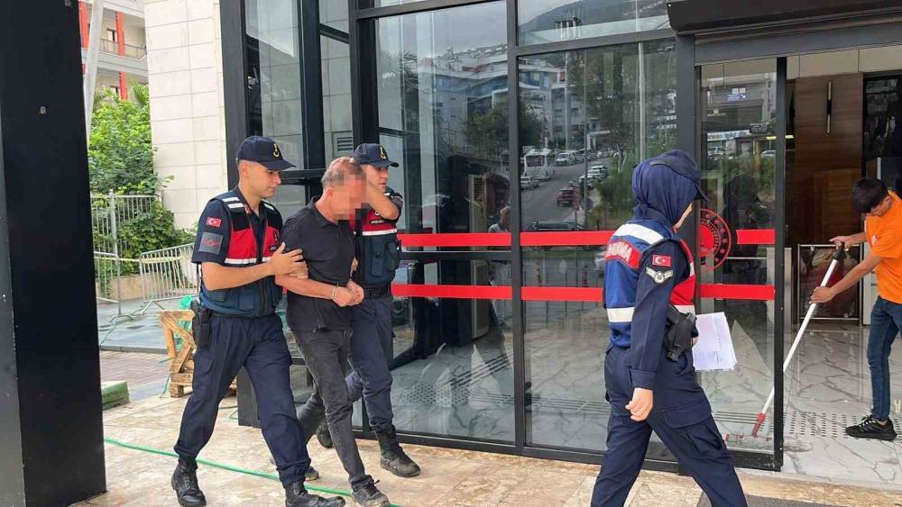 Alanya&rsquo;da eşini ve kayınvalidesini bı&ccedil;aklayan şahıs adliyeye sevk edildi
