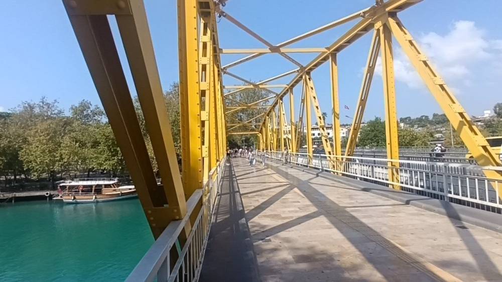 Sıcaktan bunalan &ccedil;ocukların Manavgat Irmağı&rsquo;nda tehlikeli serinliği
