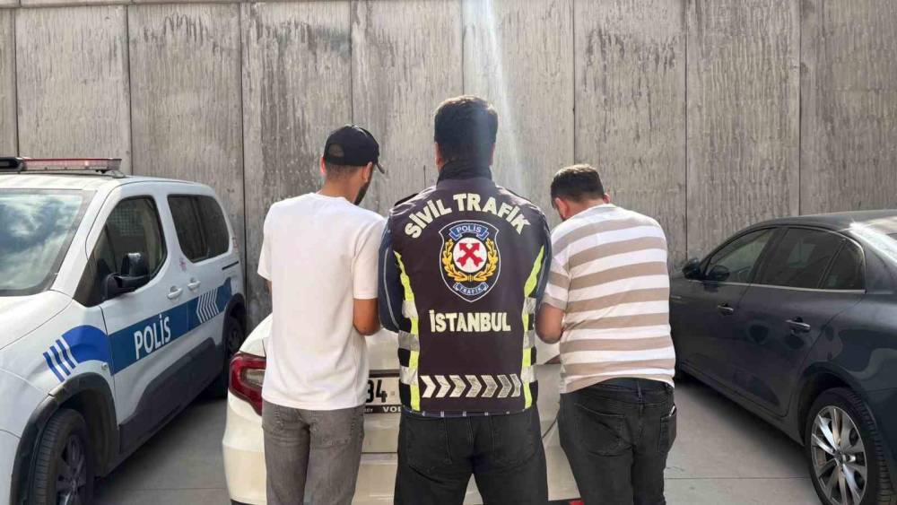 Esenyurt&rsquo;ta saldırı amacıyla başka bir aracı ısrarla takip eden şahıslar yakalandı
