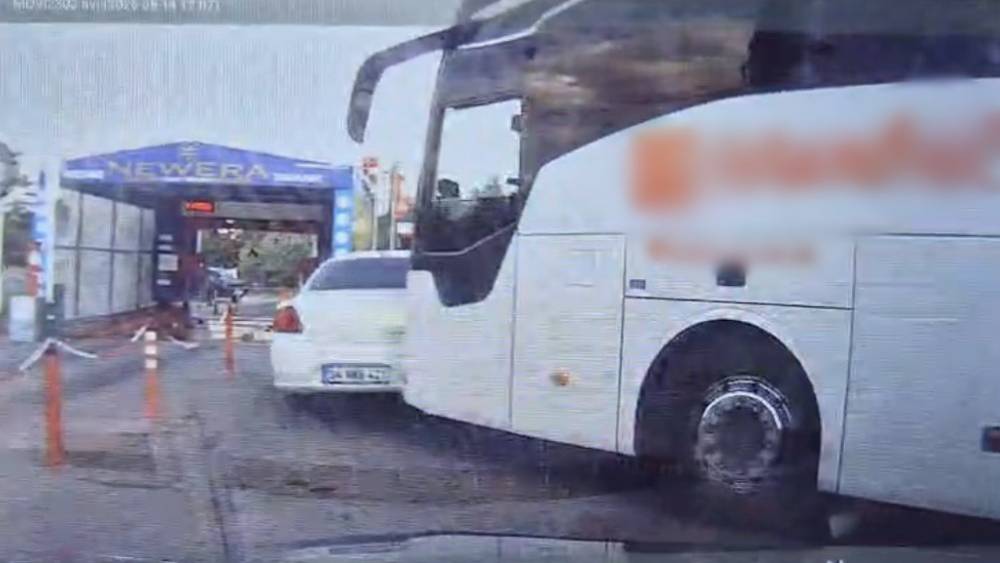 Yolcu otob&uuml;s&uuml;n&uuml;n &ccedil;arptığı otomobilin s&uuml;r&uuml;klendiği anlar ara&ccedil; kamerasına yansıdı

