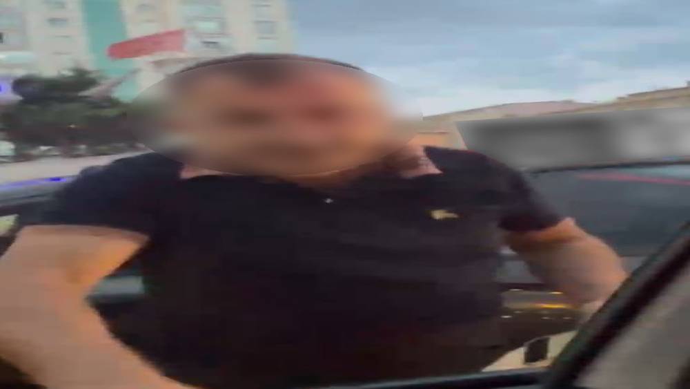 Esenyurt&rsquo;ta yol vermeme kavgası kamerada
