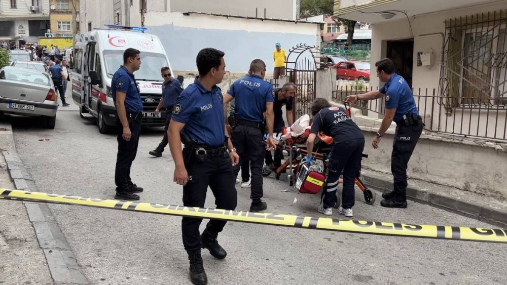 Kocaeli&rsquo;de eski eşinin kocasını vurup kendine ateş etti
