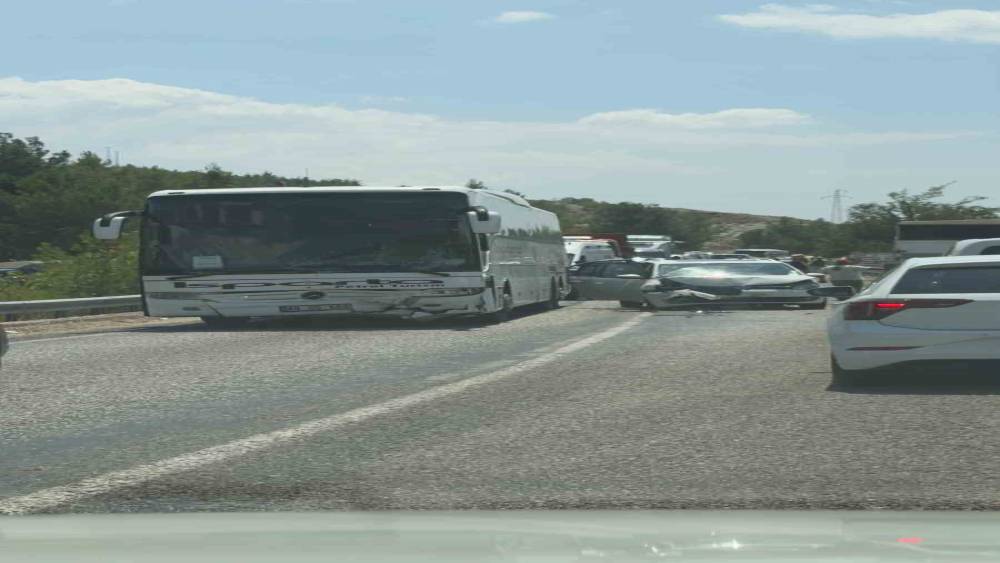Seydikemer&rsquo;de yolcu otob&uuml;s&uuml; ile ticari ara&ccedil; &ccedil;arpıştı: 5 yaralı

