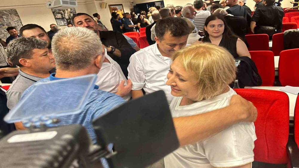 Menderes Belediyesi AK Parti&rsquo;ye ge&ccedil;ti
